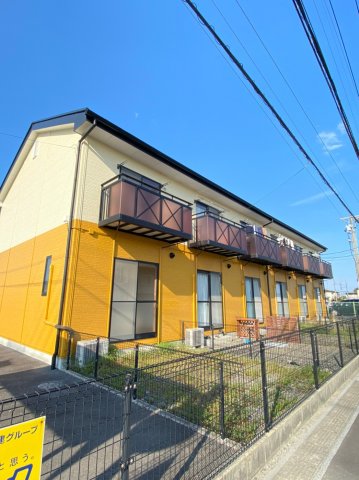 建物外観　明るいメゾネットタイプのアパートです