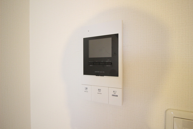 セキュリティ　来訪者の姿を確認できるＴＶモニター付インターホン設置済です！