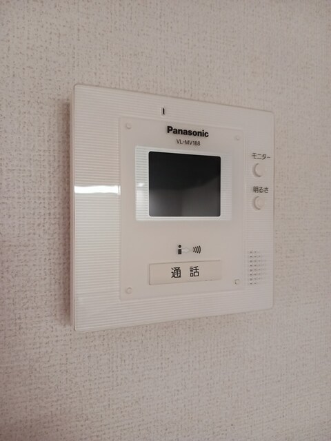 セキュリティ　TVモニター付きインターホンで来訪者を確認できます。
