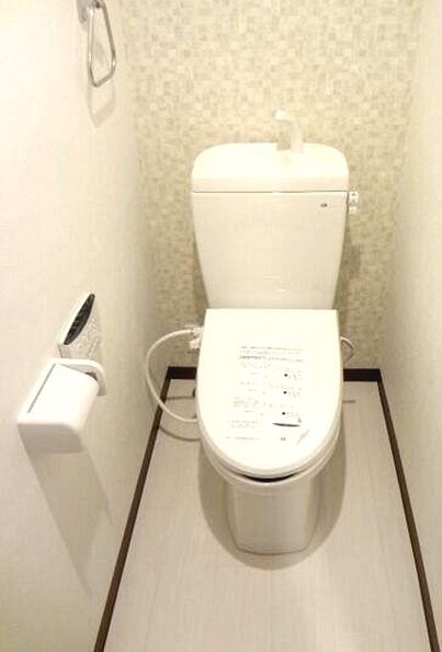 トイレ　温水洗浄便座付きです
