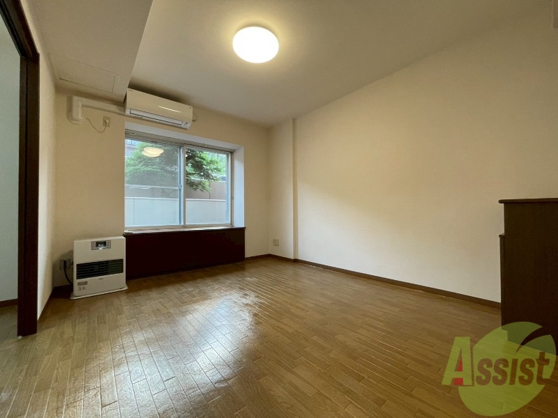 居室・リビング　木目のフローリングは落ち着きのある印象のお部屋になりますね。