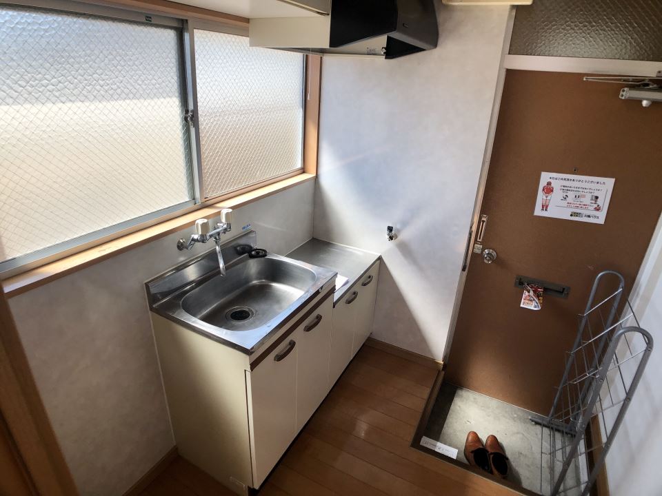 キッチン　ハンガーパイプ付きの収納です