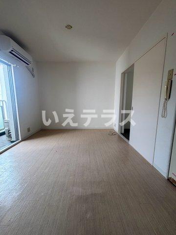 ロイヤルメゾン舞子坂の居間写真