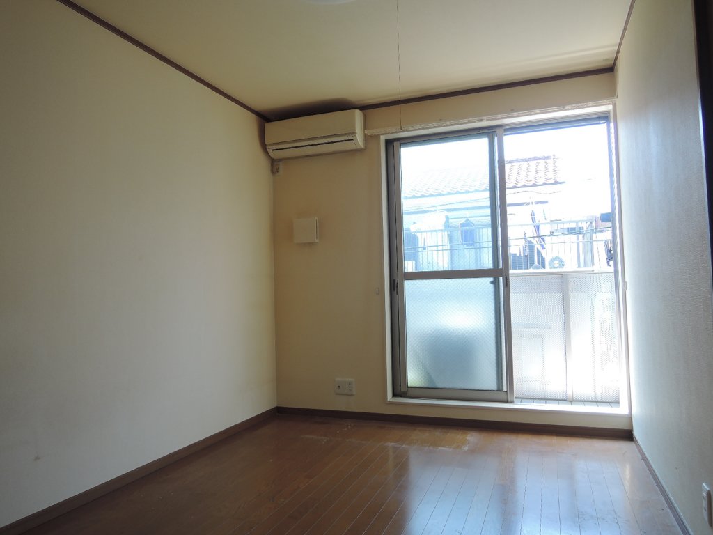 居室・リビング　前面棟の距離もあり日当り良好　角部屋５号室