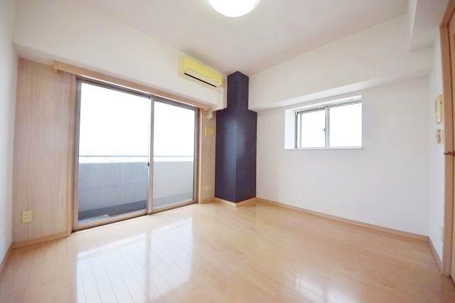 居室・リビング　中部屋。側面窓なし