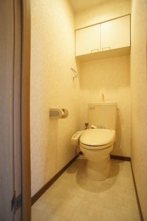 トイレ　上部収納もあり、ゆったりとしたトイレスペース