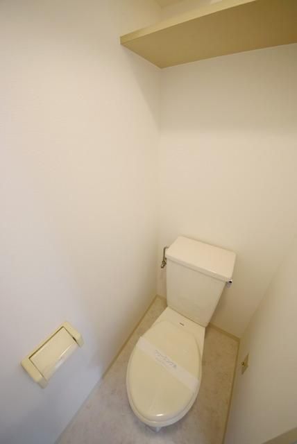 トイレ　トイレに棚あり