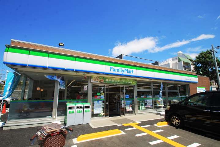 コンビニ　ファミリーマート吹田山手町四丁目店（コンビニ）まで298m