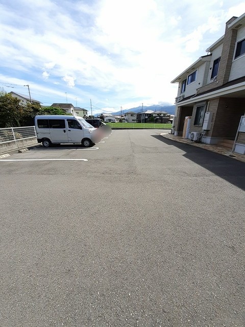 【西条市朔日市のアパートの駐車場】