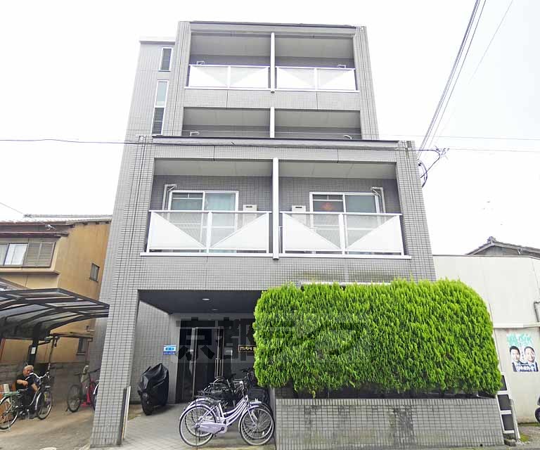 京都市北区衣笠馬場町のマンションの建物外観