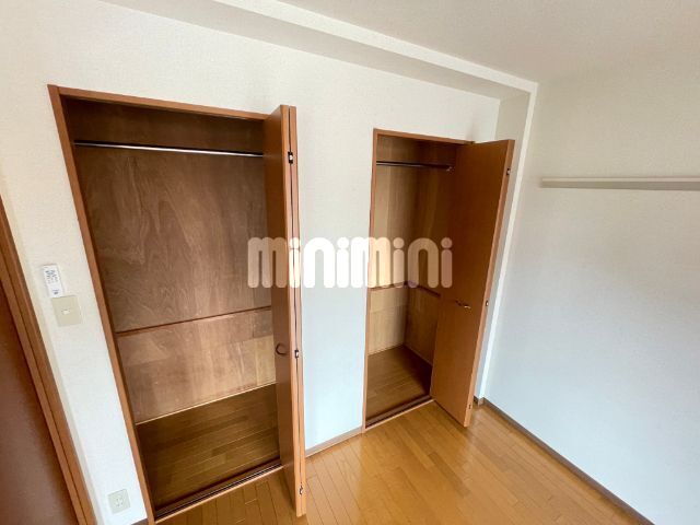収納　下段にはチェスト置けます。長めのコートも楽に収納出来ます。