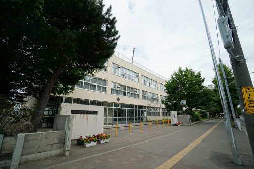 【札幌市中央区北三条東のマンションの小学校】