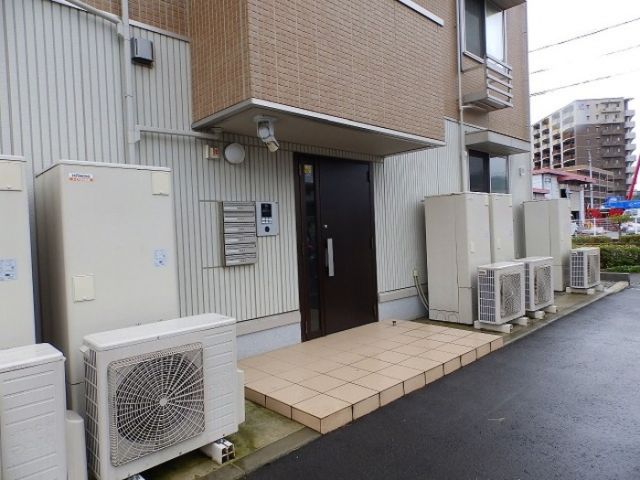 【ウィルコート小郡三軒屋町　B棟のエントランス】