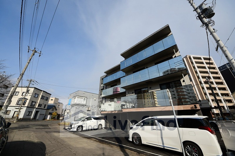 【札幌市白石区菊水七条のマンションの建物外観】