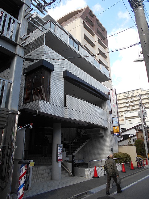 サンロイヤル池田駅前の建物外観