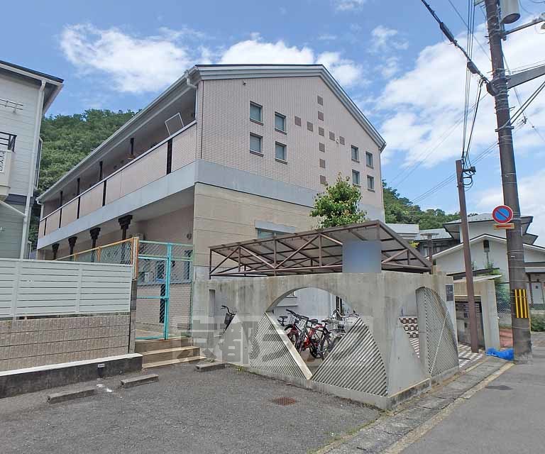 京都市左京区松ケ崎河原田町のマンションの建物外観