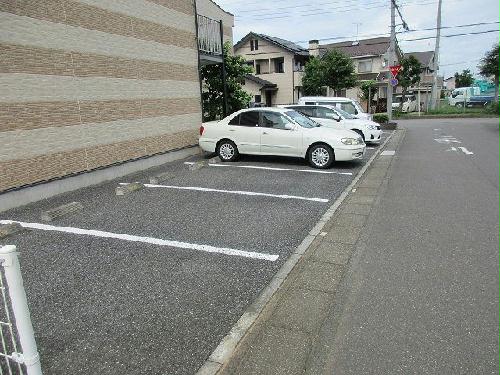 【レオパレスブリリアント緑の駐車場】