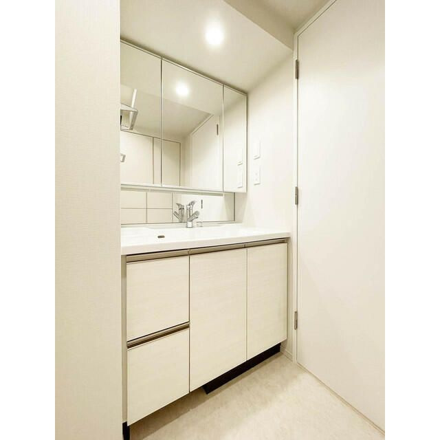 洗面設備　■三面鏡付シャワー付洗面化粧台