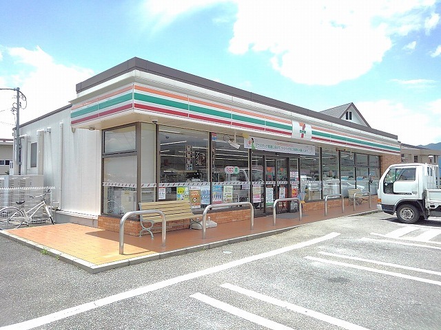 コンビニ　セブンイレブン山梨北中学校前店（コンビニ）まで733m