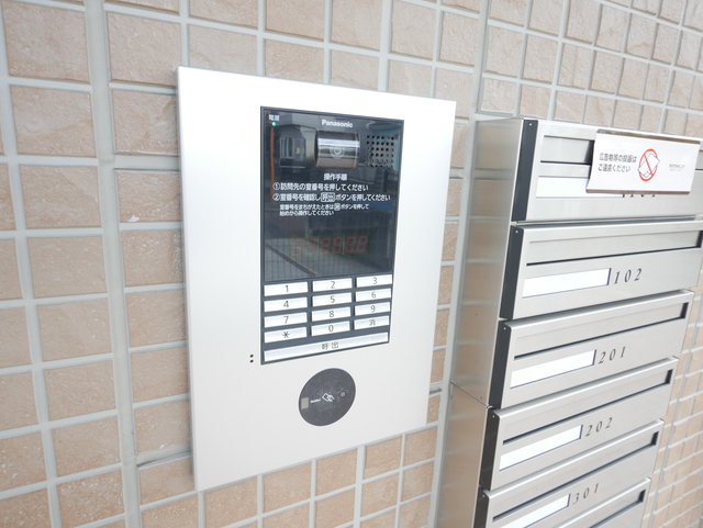 エントランス　★カードキー認証式のオートロックです★