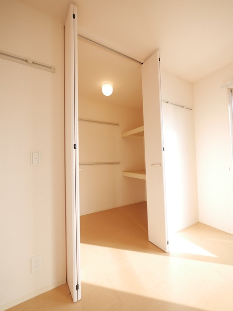 収納　★照明付の大きなウォークインクローゼットがございます★