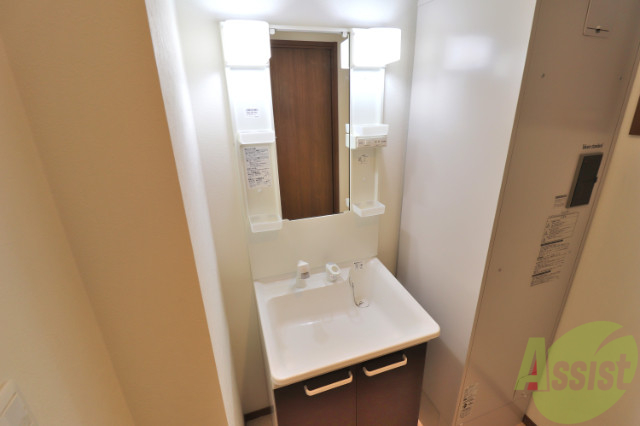 洗面設備　小物も置けちゃう独立洗面台！