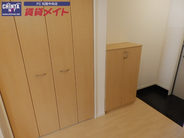 玄関　別部屋同型タイプ写真です。