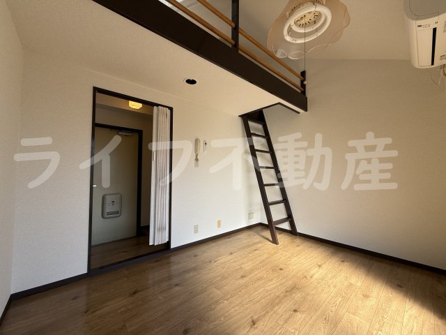 居室・リビング　こちらの居間で趣味の時間をお楽しみください