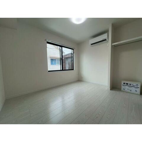 その他部屋・スペース　窓が大きくて開放感があります。