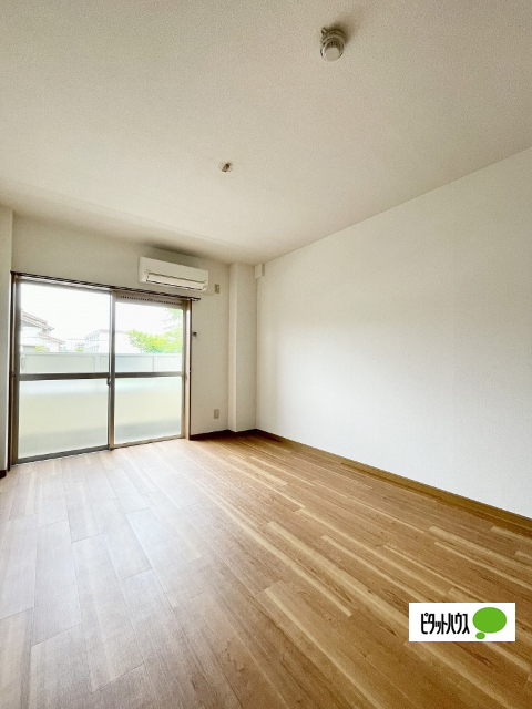 居室・リビング　同物件別部屋