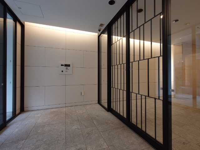 エントランス　非接触式キー採用