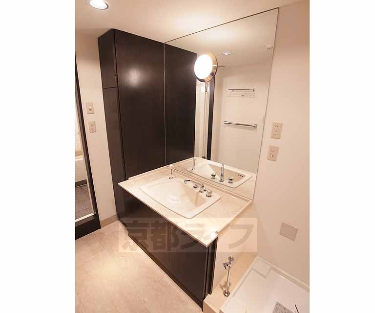 洗面設備　大きな鏡の洗面台。