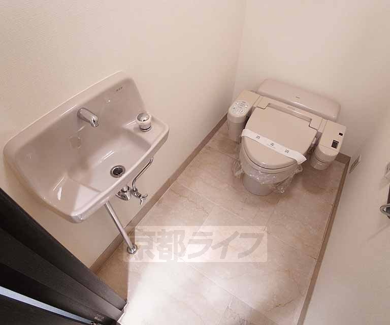 トイレ　広くゆっくりできるトイレ室。