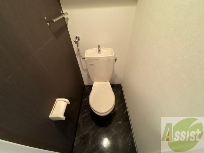 トイレ　こちらはトイレです。清潔感があり、安心して使用できます。