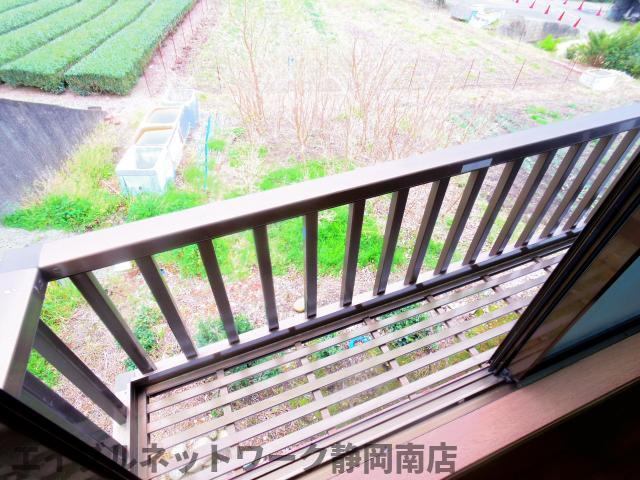 バルコニー　外からの目が気にならないバルコニーで洗濯物が干せます