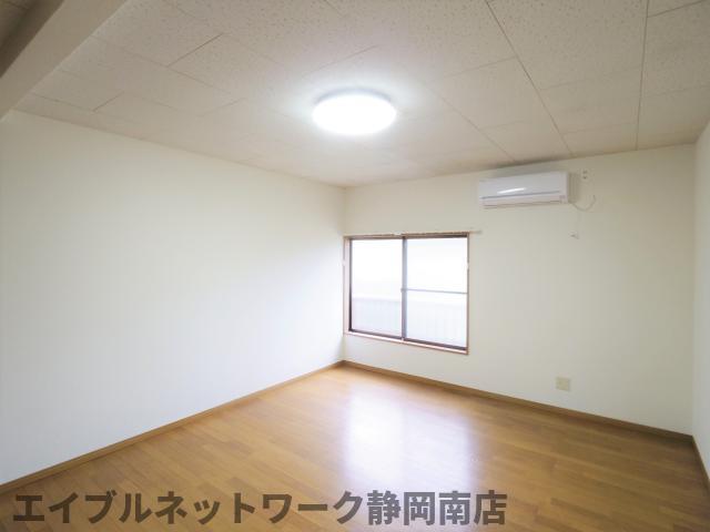 居室・リビング　こちらの居間で趣味の時間をお楽しみください