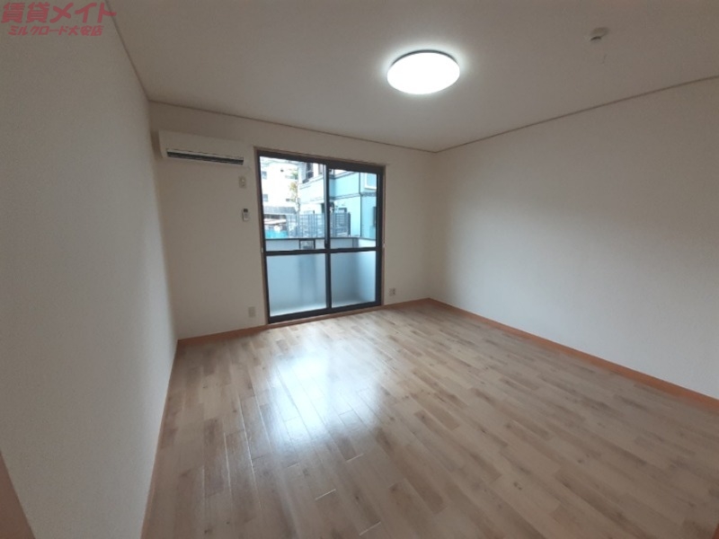 居室・リビング　同物件別部屋のお写真です。