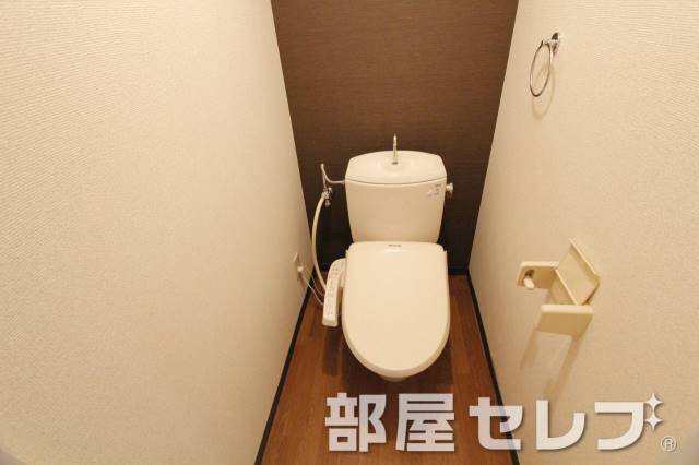 トイレ　温水洗浄便座。