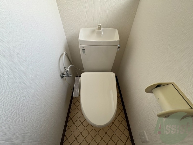 トイレ　トイレはこちらのウォシュレット付きになりますね。