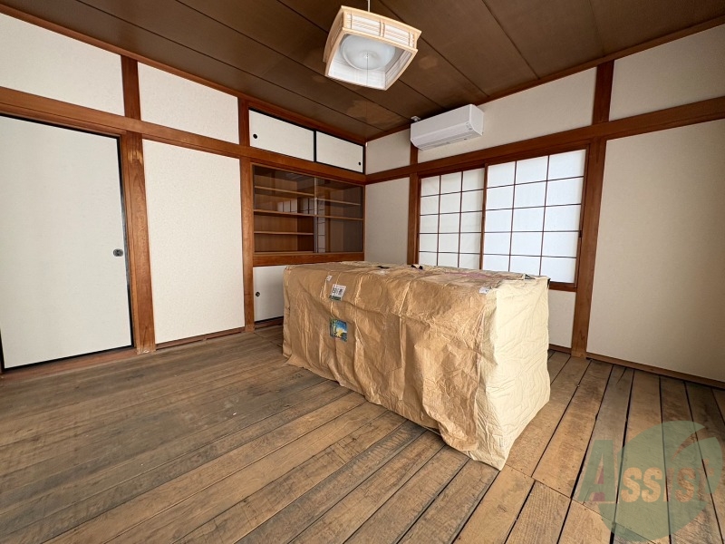 その他部屋・スペース　こちらが８帖の和室のお部屋です。８帖と広々しています。