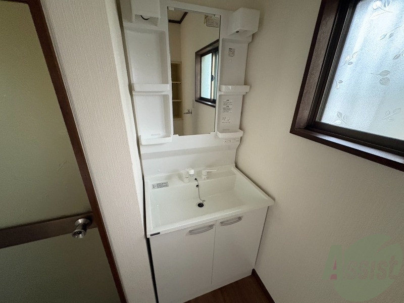洗面設備　洗面台はこちら、広々して使いやすそうですね。