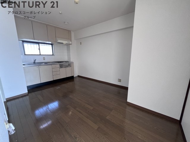 居室・リビング　床色が落ち着いた色合いで綺麗です♪