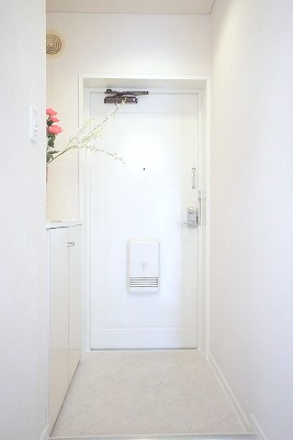 玄関　※写真は別の部屋のものです。