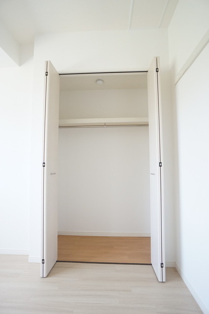 収納　ハンガーパイプ付きの洋室収納※２０２２年募集時の写真です