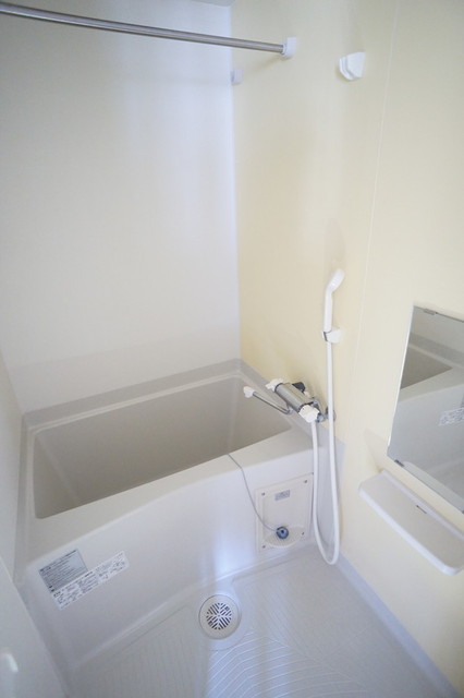 バス・シャワールーム　浴室乾燥機能・ランドリーパイプ付き※２０２２年募集時の写真で
