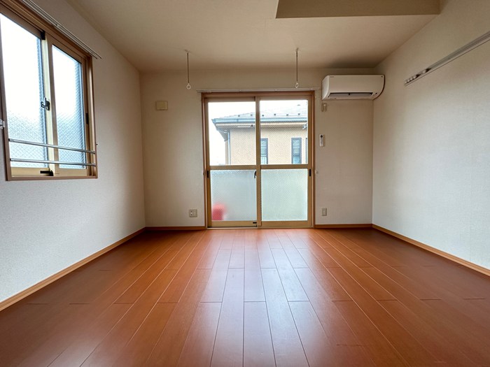 居室・リビング　南東向き洋室7.5帖☆バルコニーに繋がる角部屋二面採光のお部