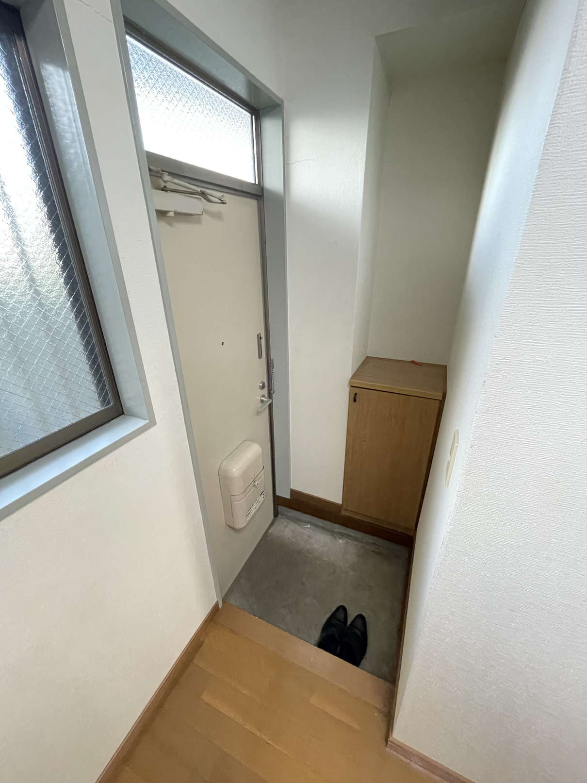 玄関　※同物件別号室の参考写真です。