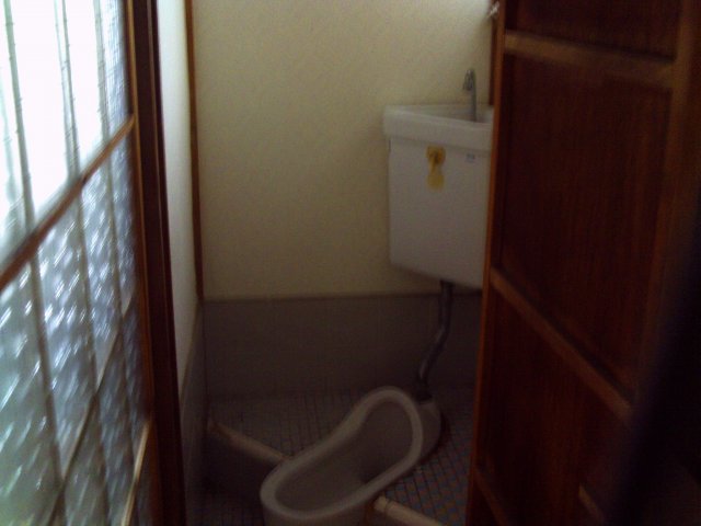 トイレ　落ち着いた色調のトイレです