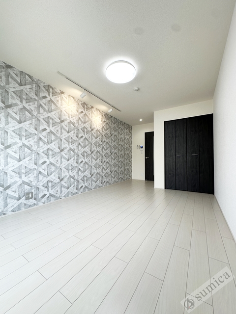 居室・リビング　ダウンライトとアクセントクロスがオシャレを演出♪♪