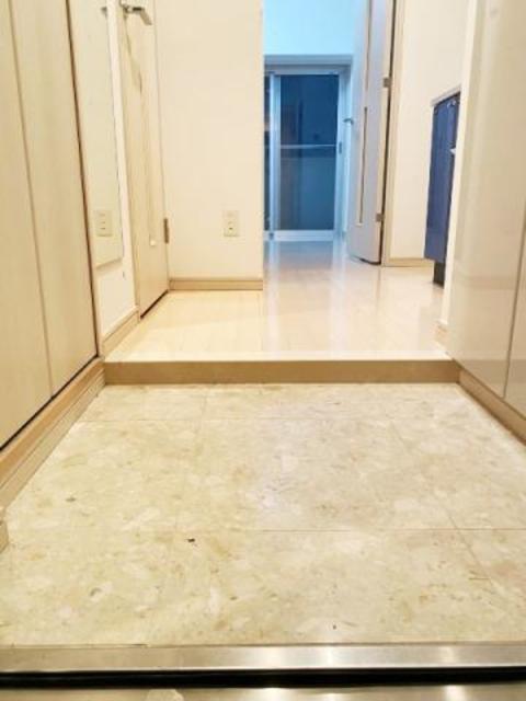 玄関　※別部屋の参考写真です。